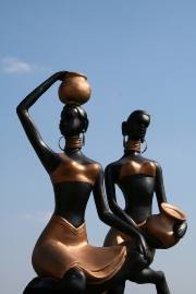 imagen escultura seoras con jarrones